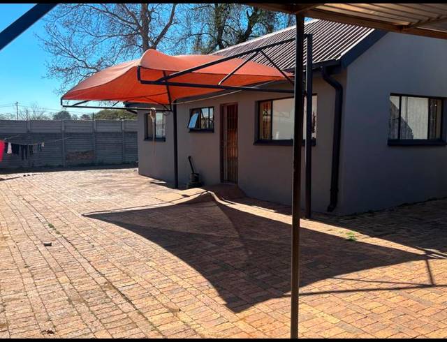 8 BEDROOM HOUSE FOR SALE IN KEMPTON PARK CENTRAL